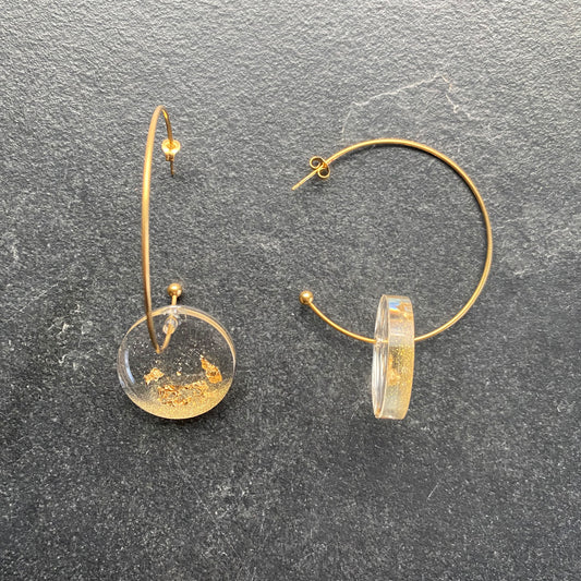 Oorbellen goudkleurige edelstaal, rondvormige hanger met 18K goudvlokken