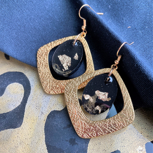 Gouden statement oorbellen met zwarte resin steen, handgemaakt