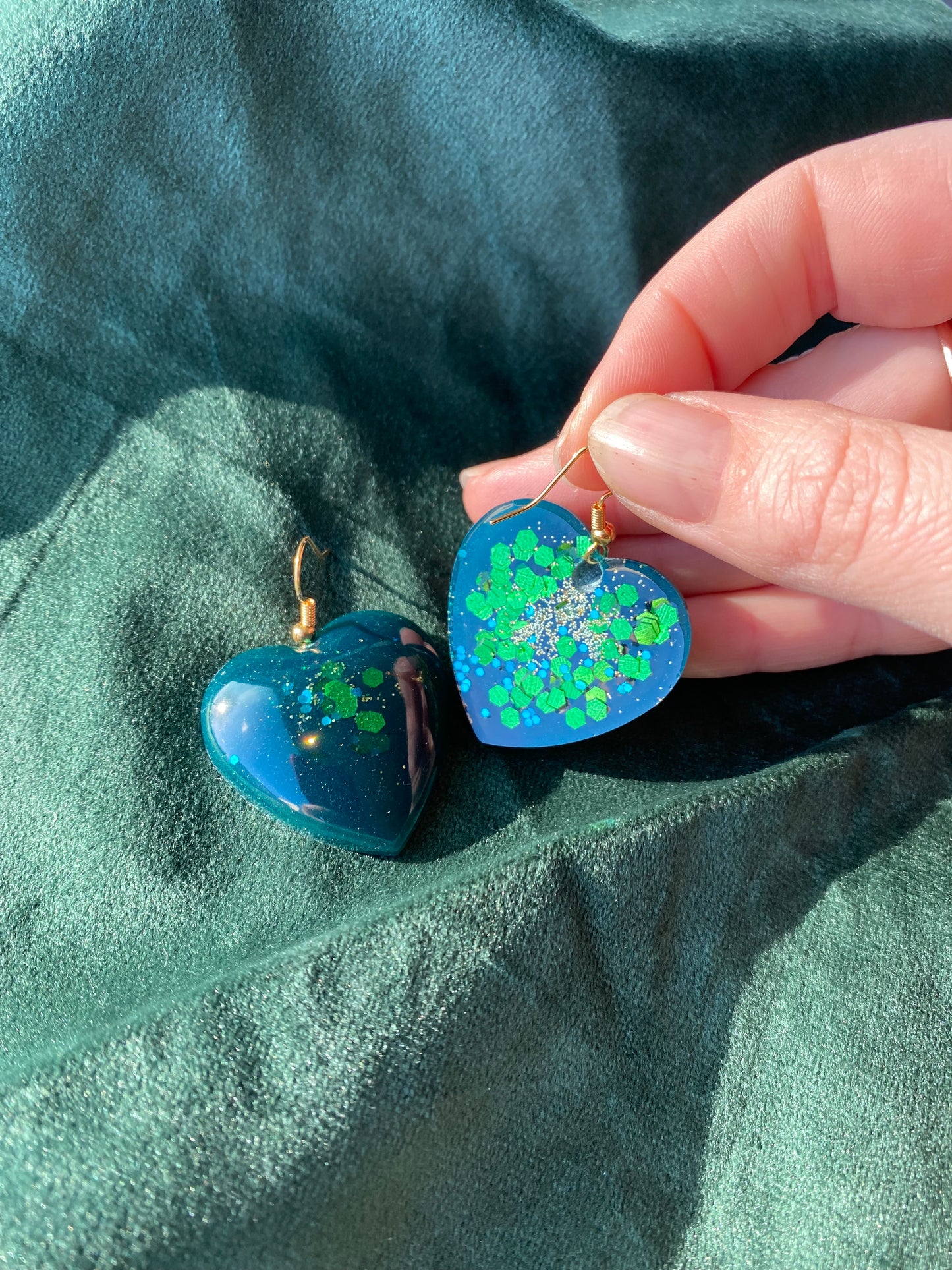 Groene hartvormige oorbellen