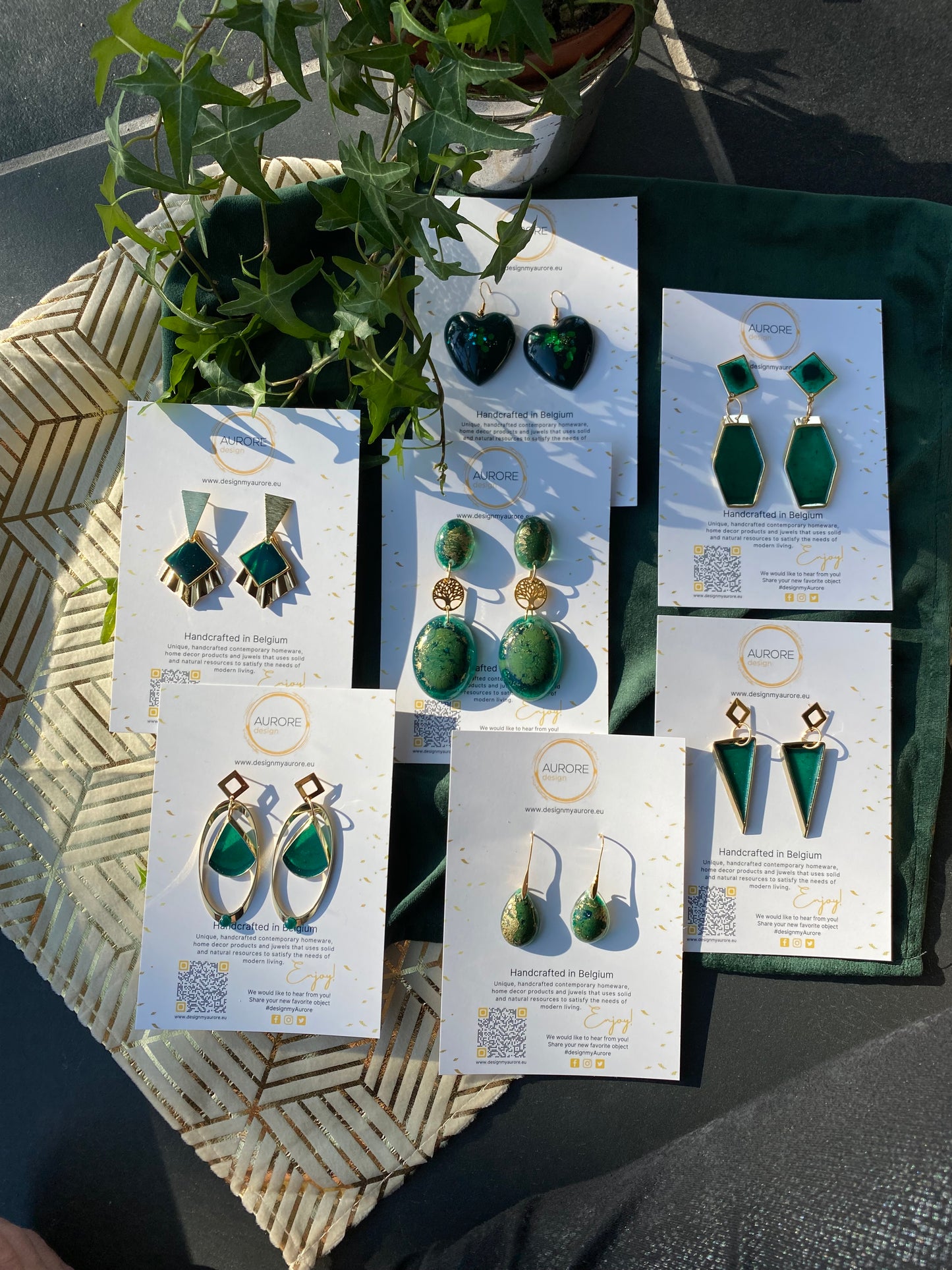 Gouden oorbel met groene druppel