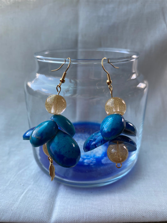 Natuur geïnspireerde goud blauwe oorbellen met organische vormen