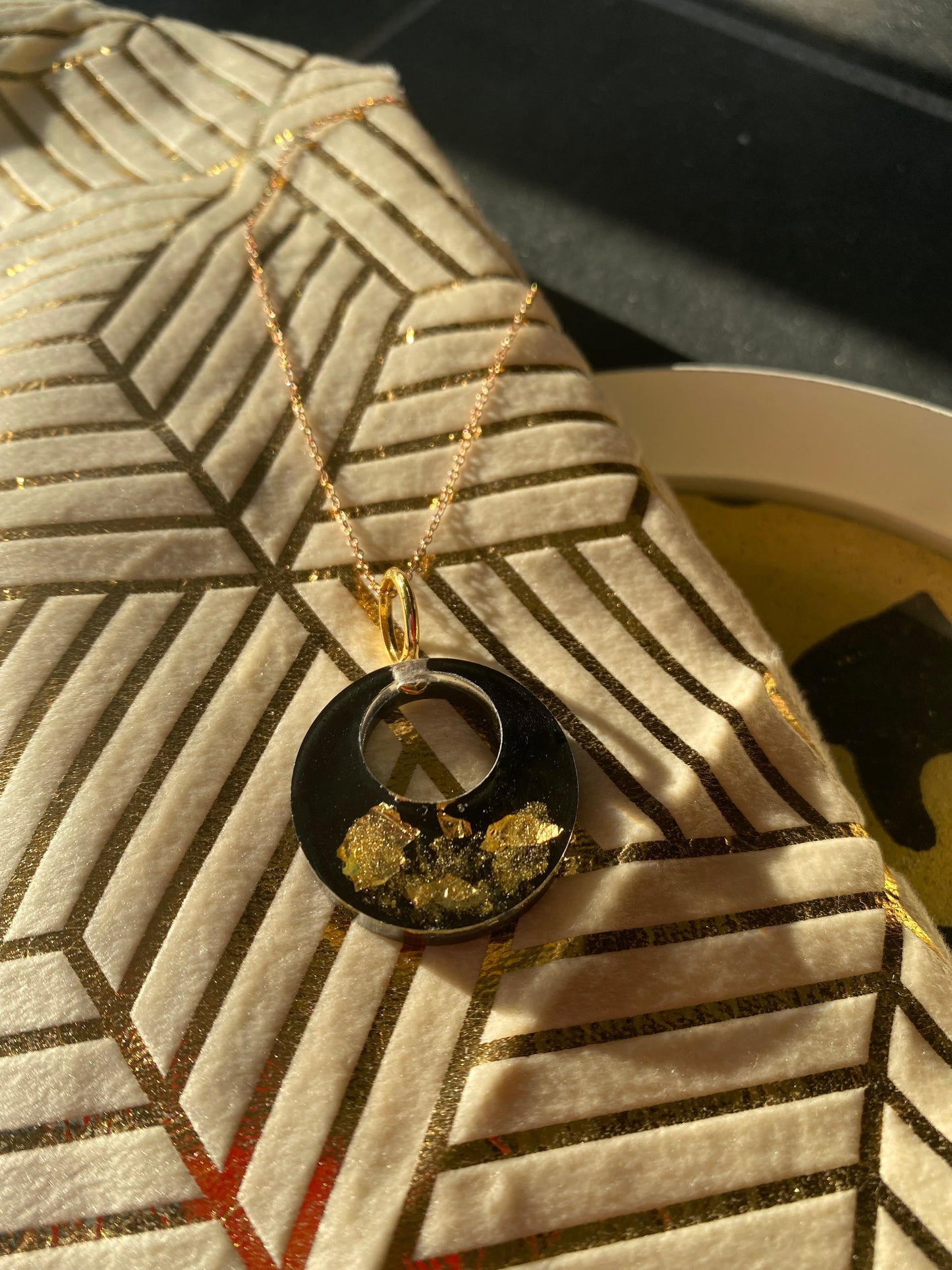 Ronde hanger met 18K bladgoud, zwart