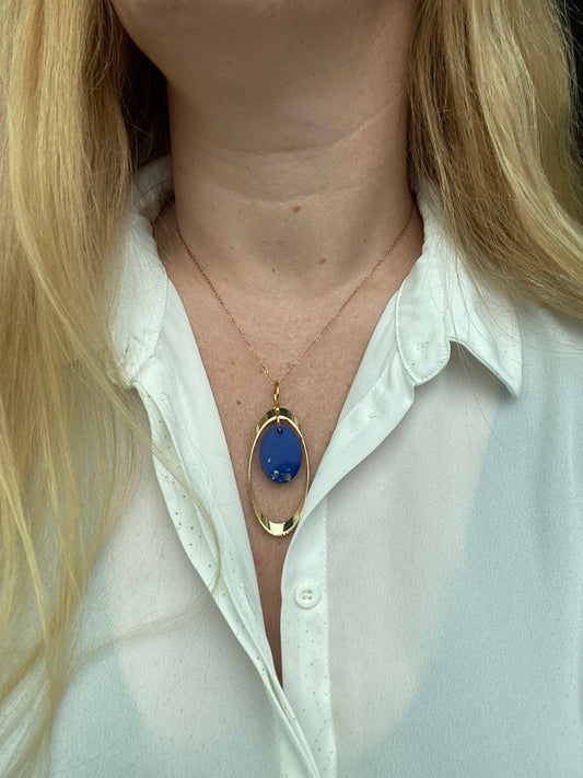 Langwerpige hanger met gouden rand, blauw resin met 18K goudvlokken