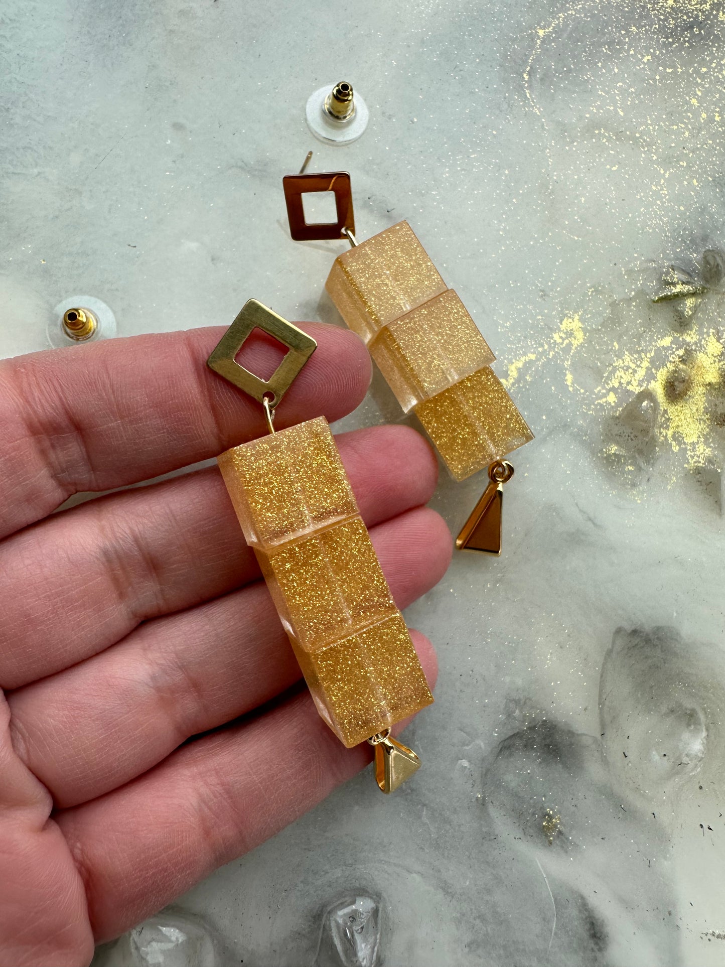 Goudkleurige oorbellen met gestapelde kubussen