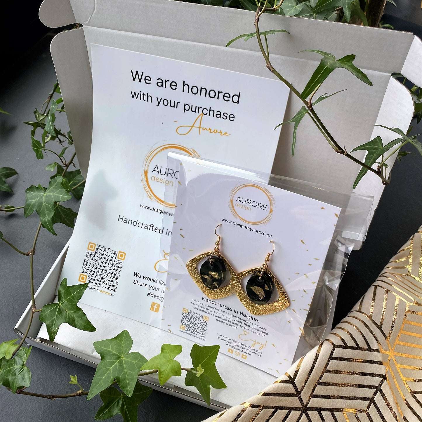 Gouden statement oorbellen met zwarte resin steen, handgemaakt