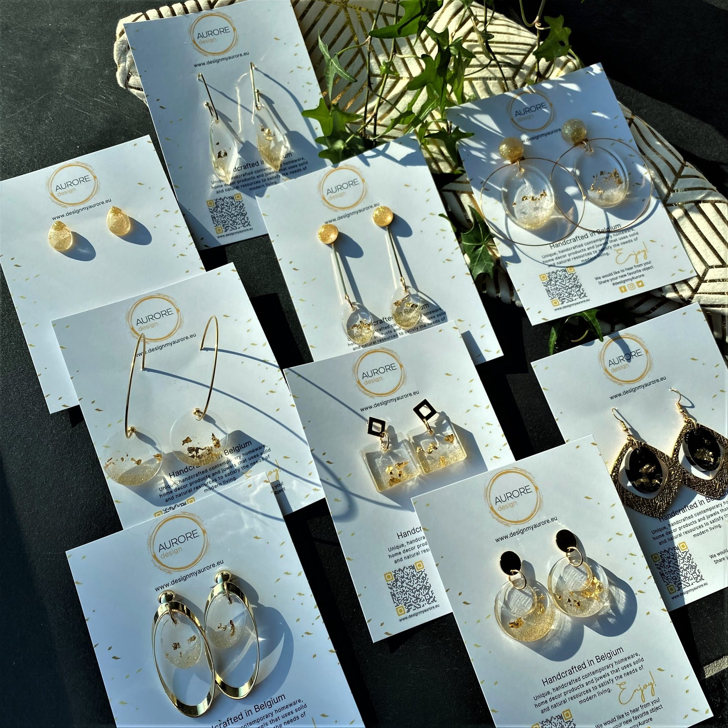 Oorbellen goudkleurige edelstaal met diamantvormige hanger met 18K goudvlokken