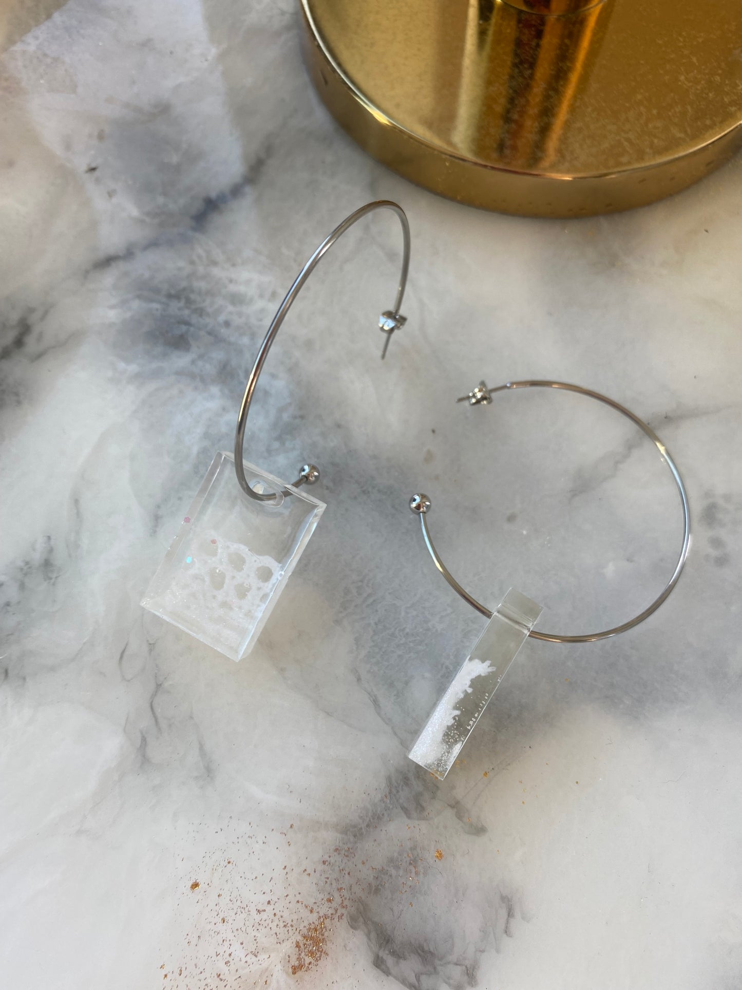 Zilveren hoepeloorbellen met rechthoekige witte hanger