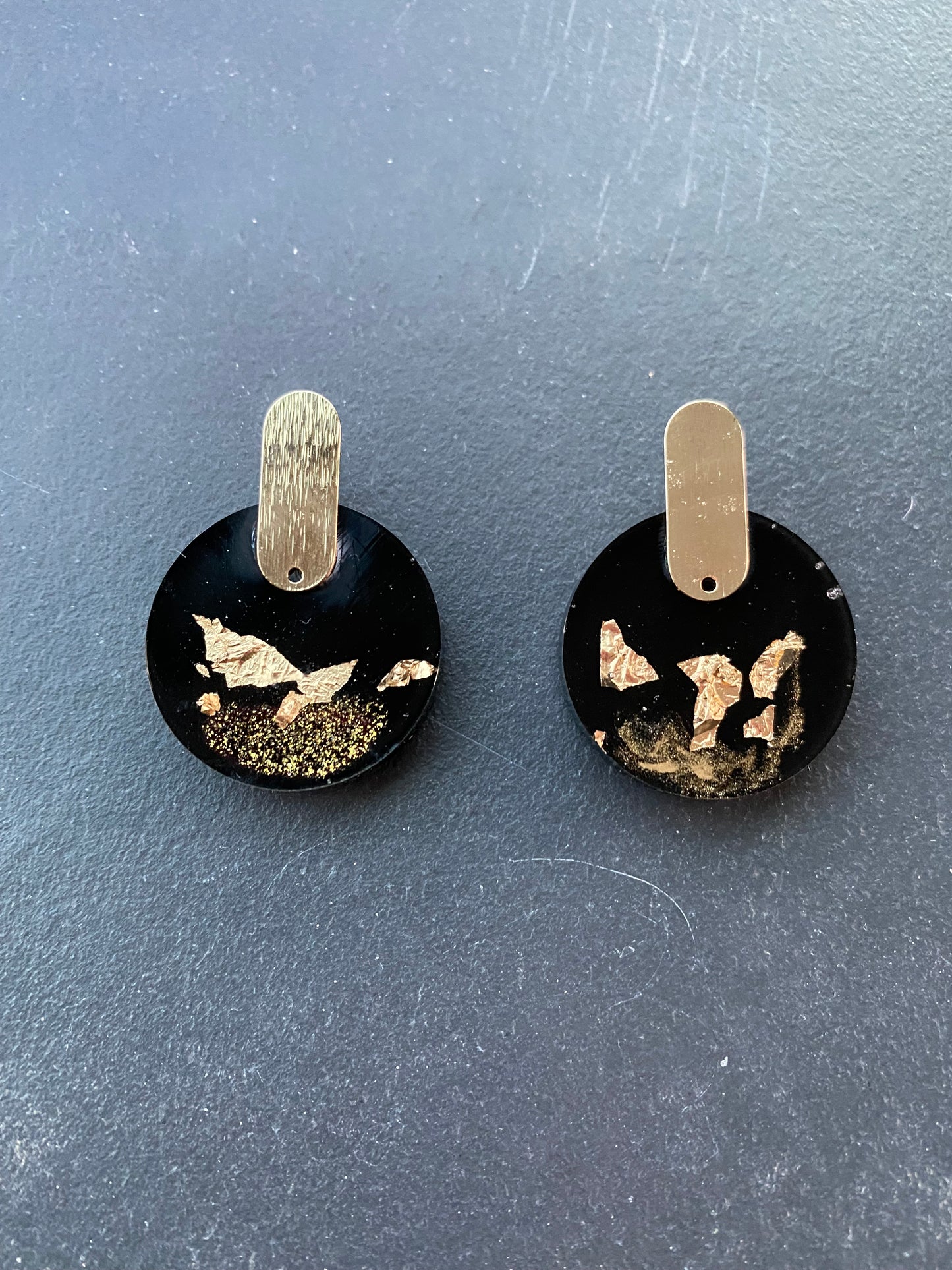 Zwarte oorbellen met 18K goudvlokken, rond