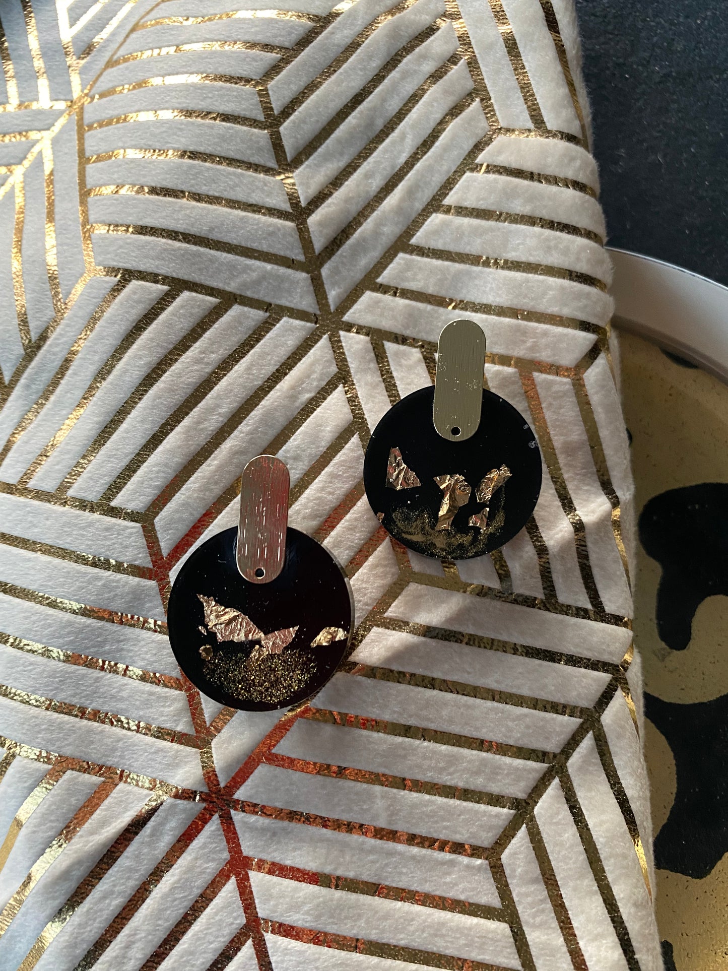 Zwarte oorbellen met 18K goudvlokken, rond