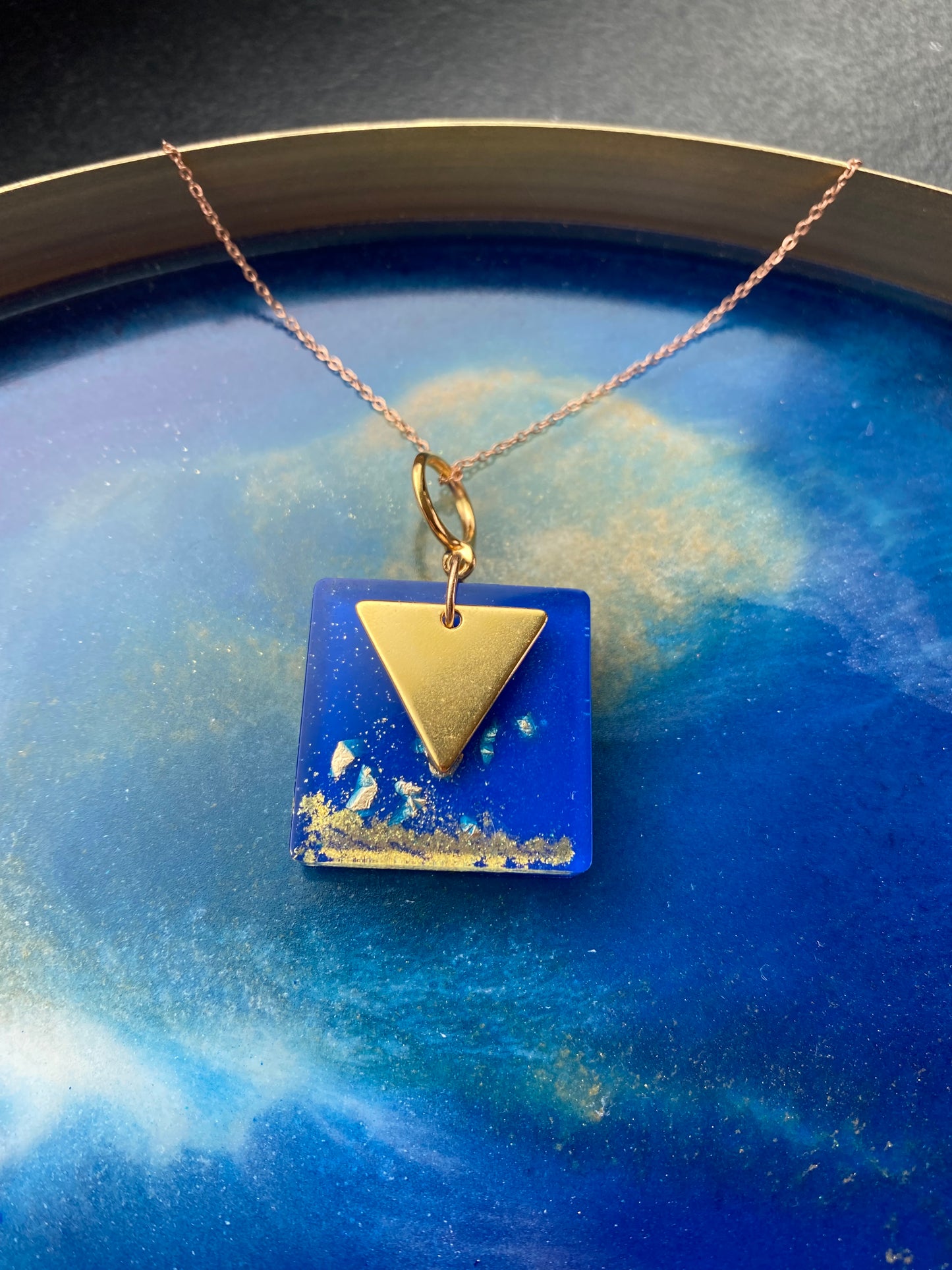 80's geïnspireerde vierkante hanger, blauw resin met 18K goudvlokken