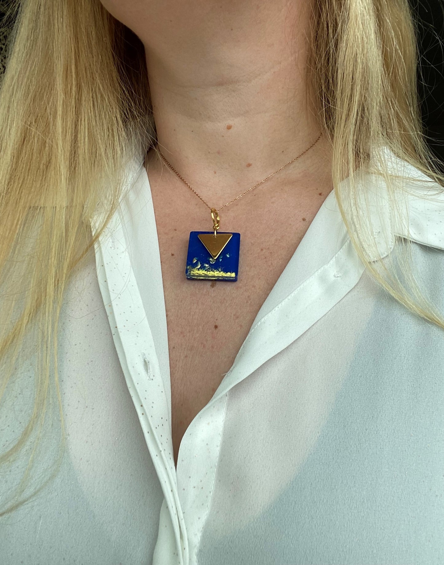 80's geïnspireerde vierkante hanger, blauw resin met 18K goudvlokken