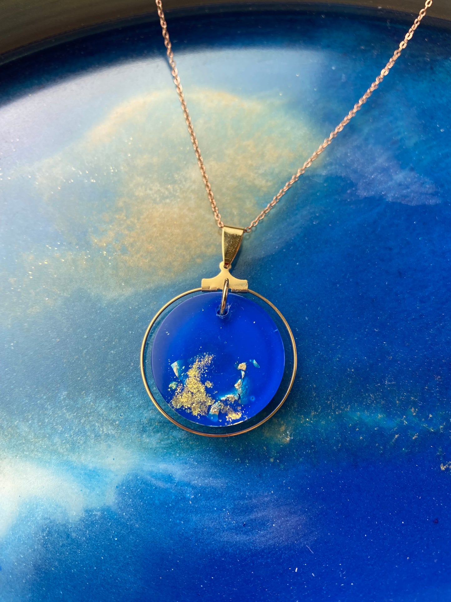 Ronde hanger met gouden rand in edelstaal, resin met 18K goudvlokken, klein