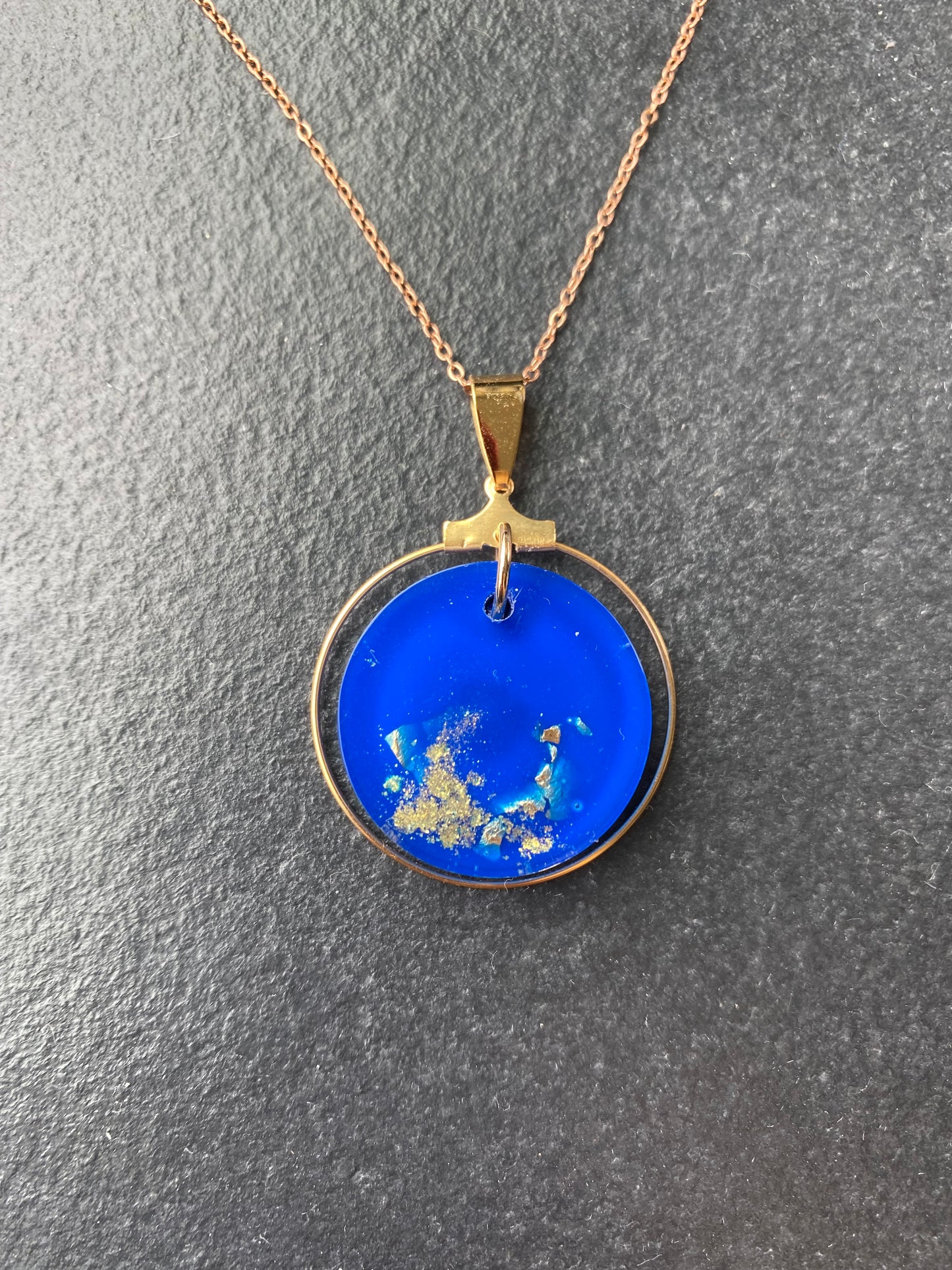 Ronde hanger met gouden rand in edelstaal, resin met 18K goudvlokken, klein