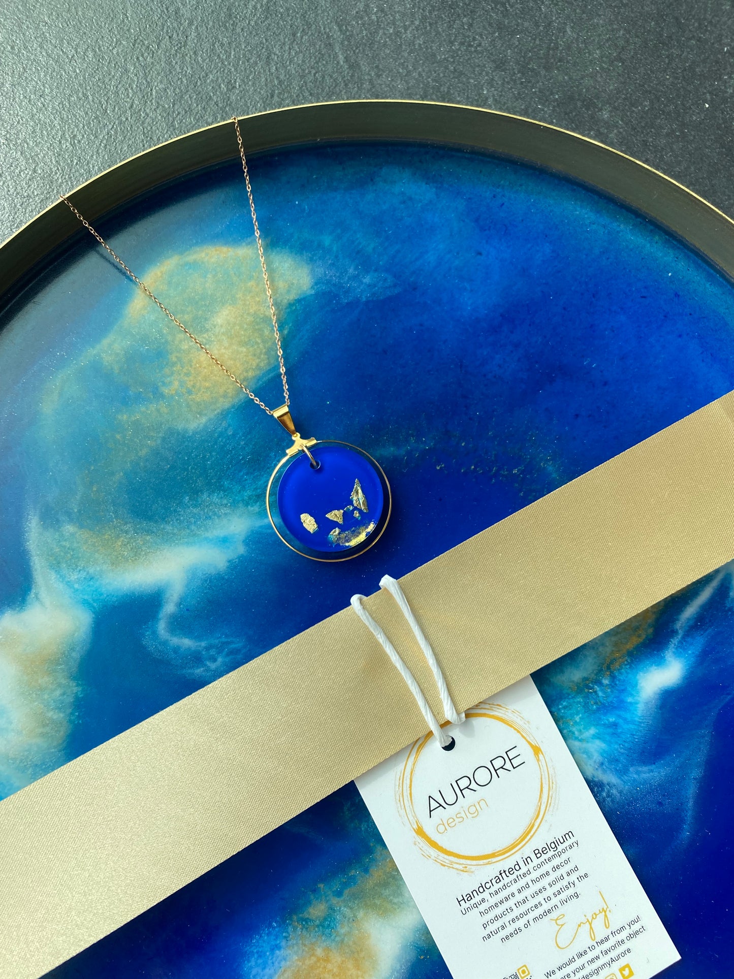 Ronde hanger met gouden rand in edelstaal, resin met 18K goudvlokken, groot