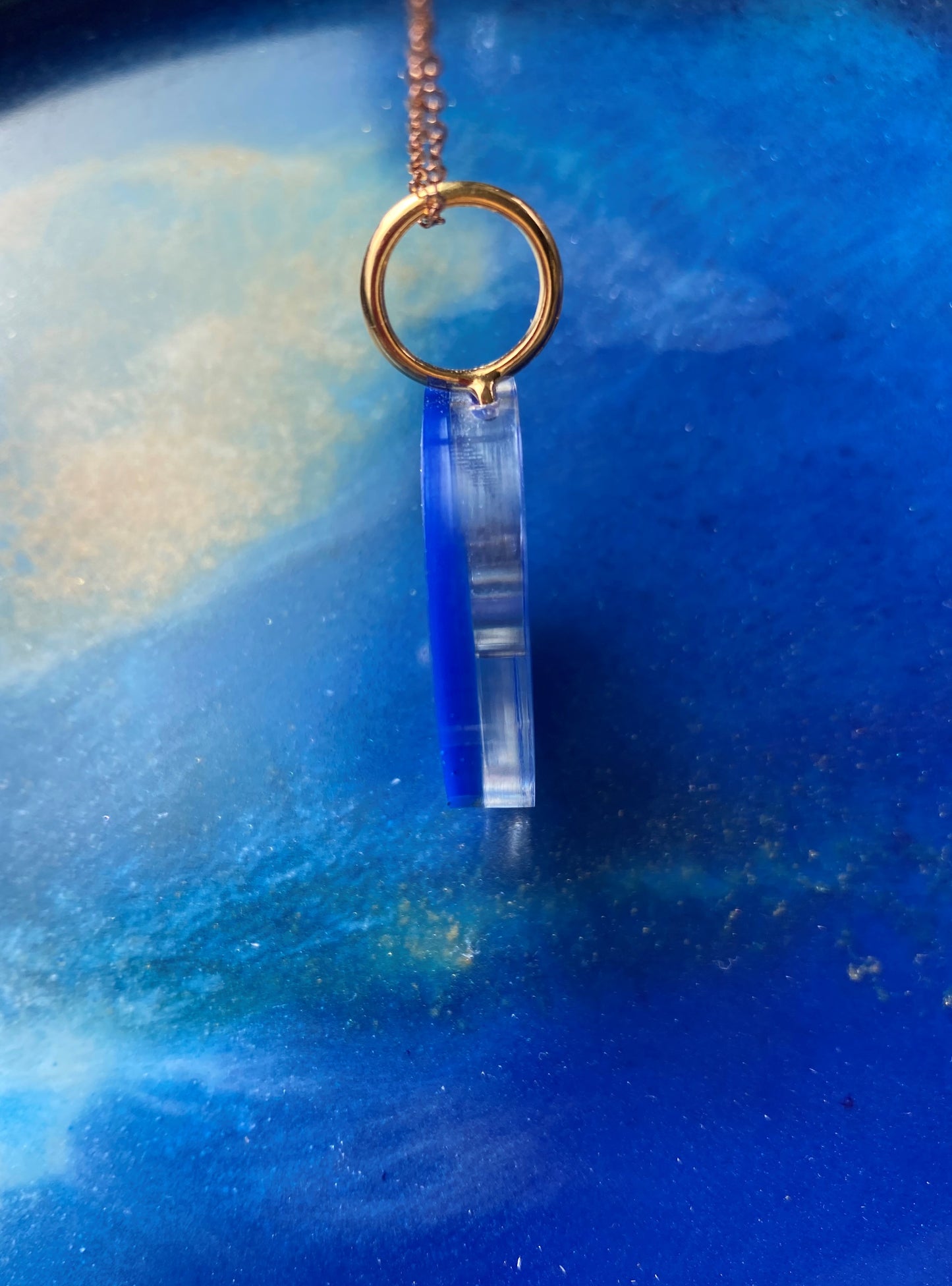 Ronde hanger in koningsblauw met 18K goudvlokken