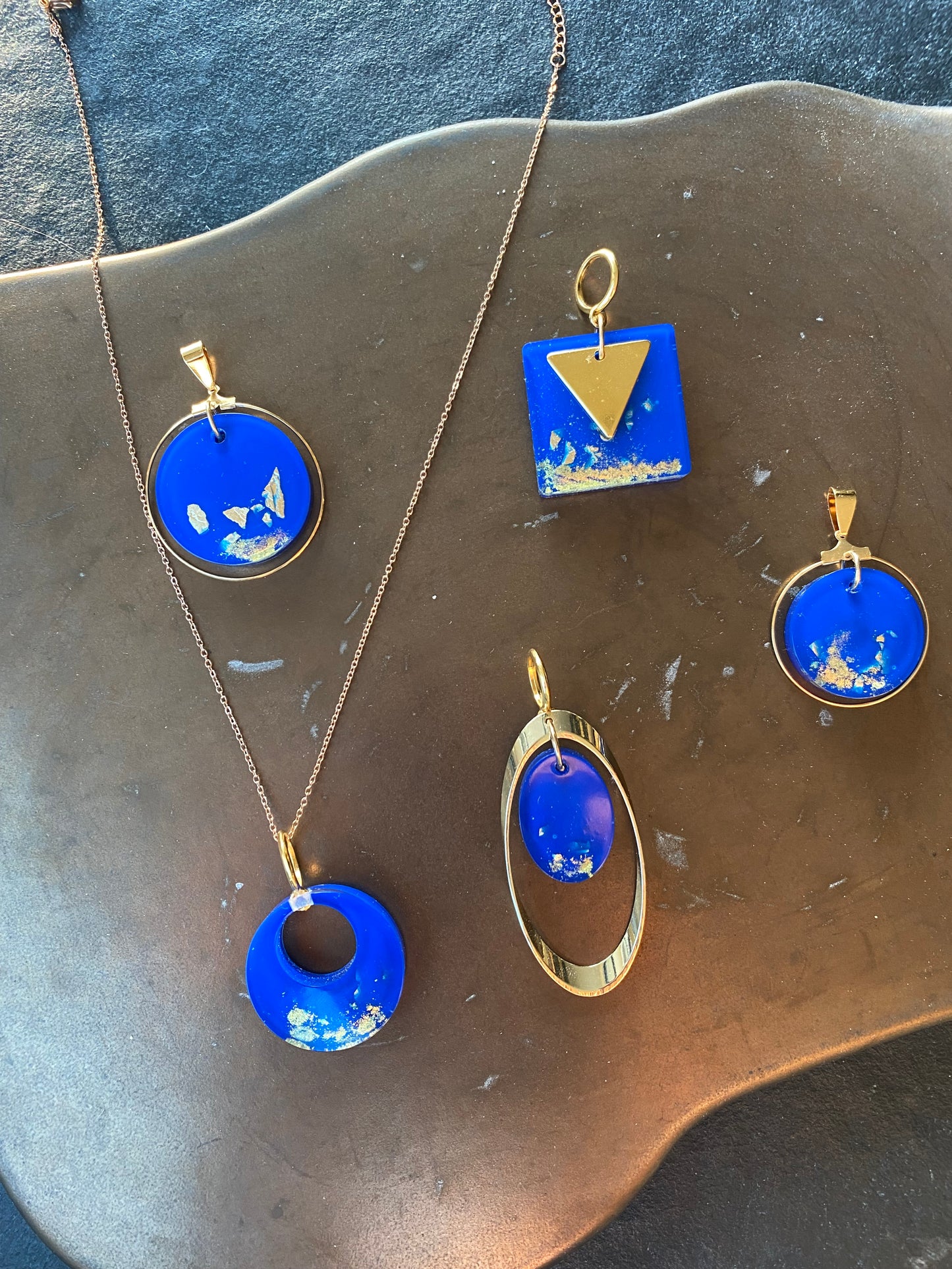 Langwerpige hanger met gouden rand, blauw resin met 18K goudvlokken