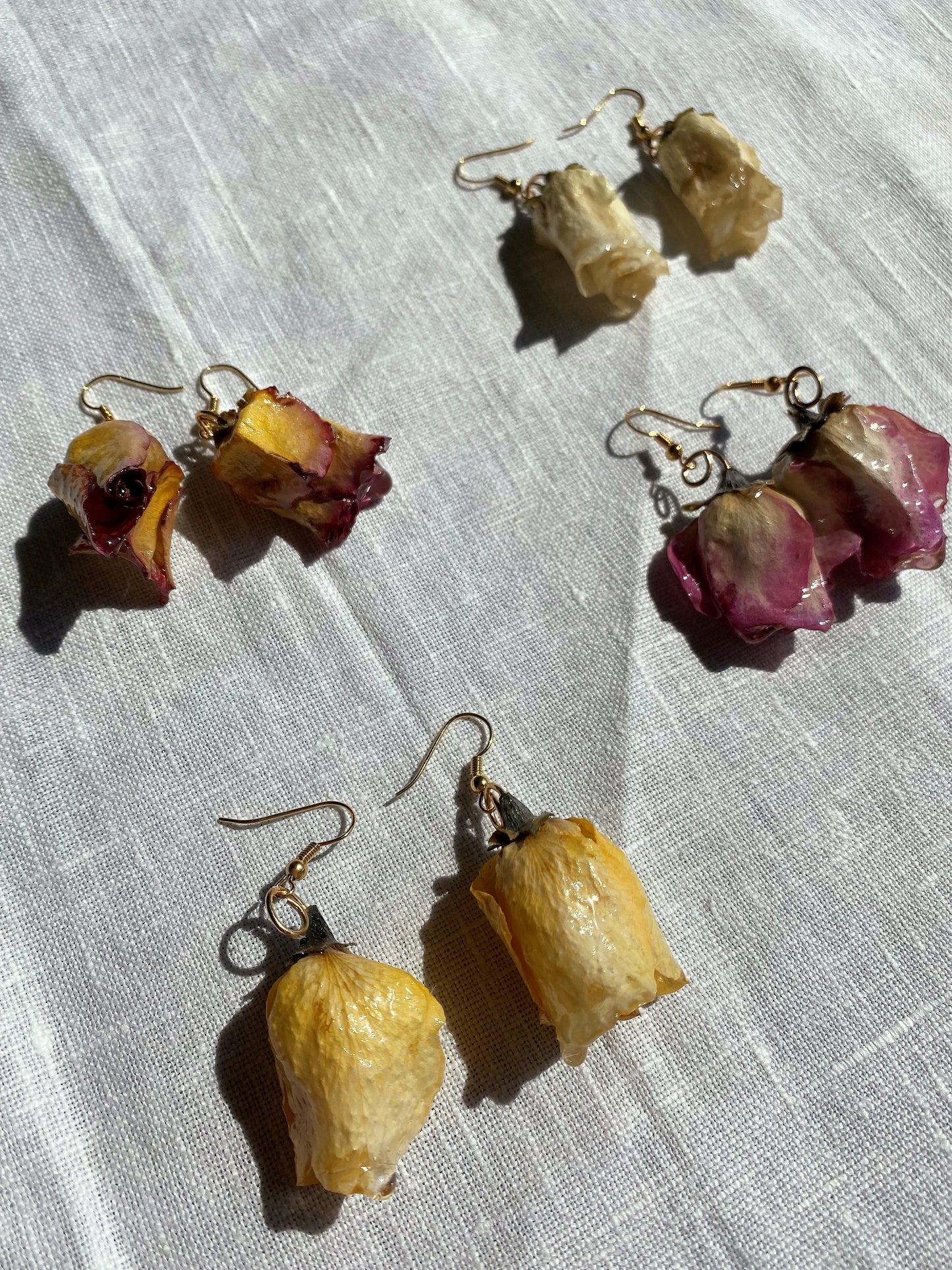 Rozen oorhangers - Wit