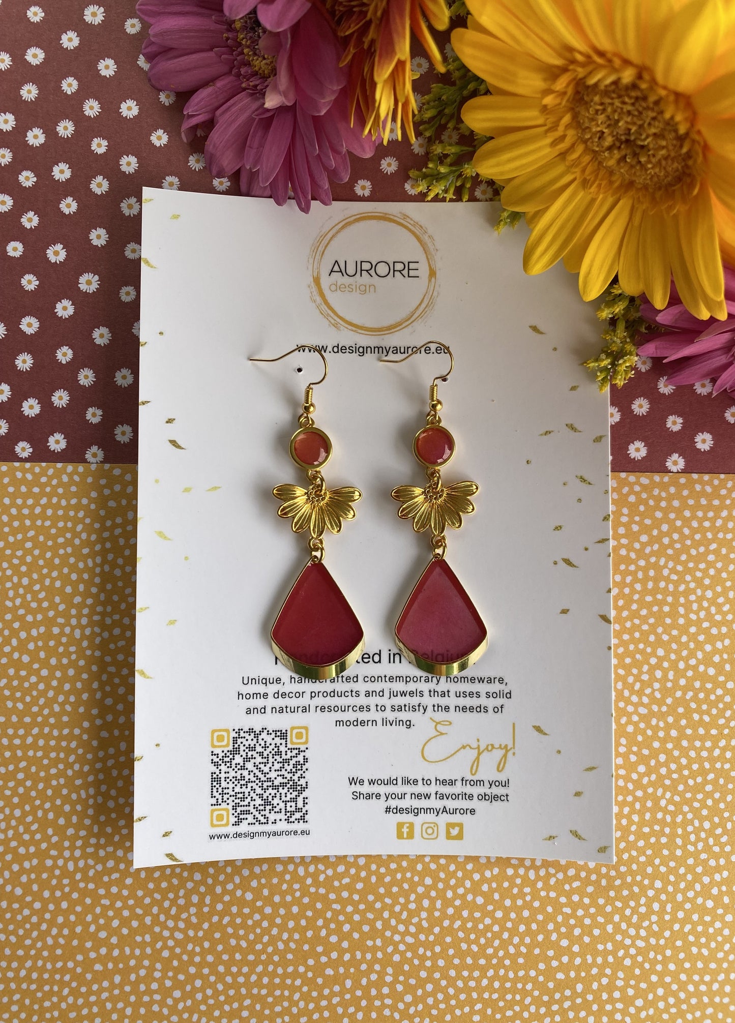 Druppelvormige oorbellen met gouden bloem