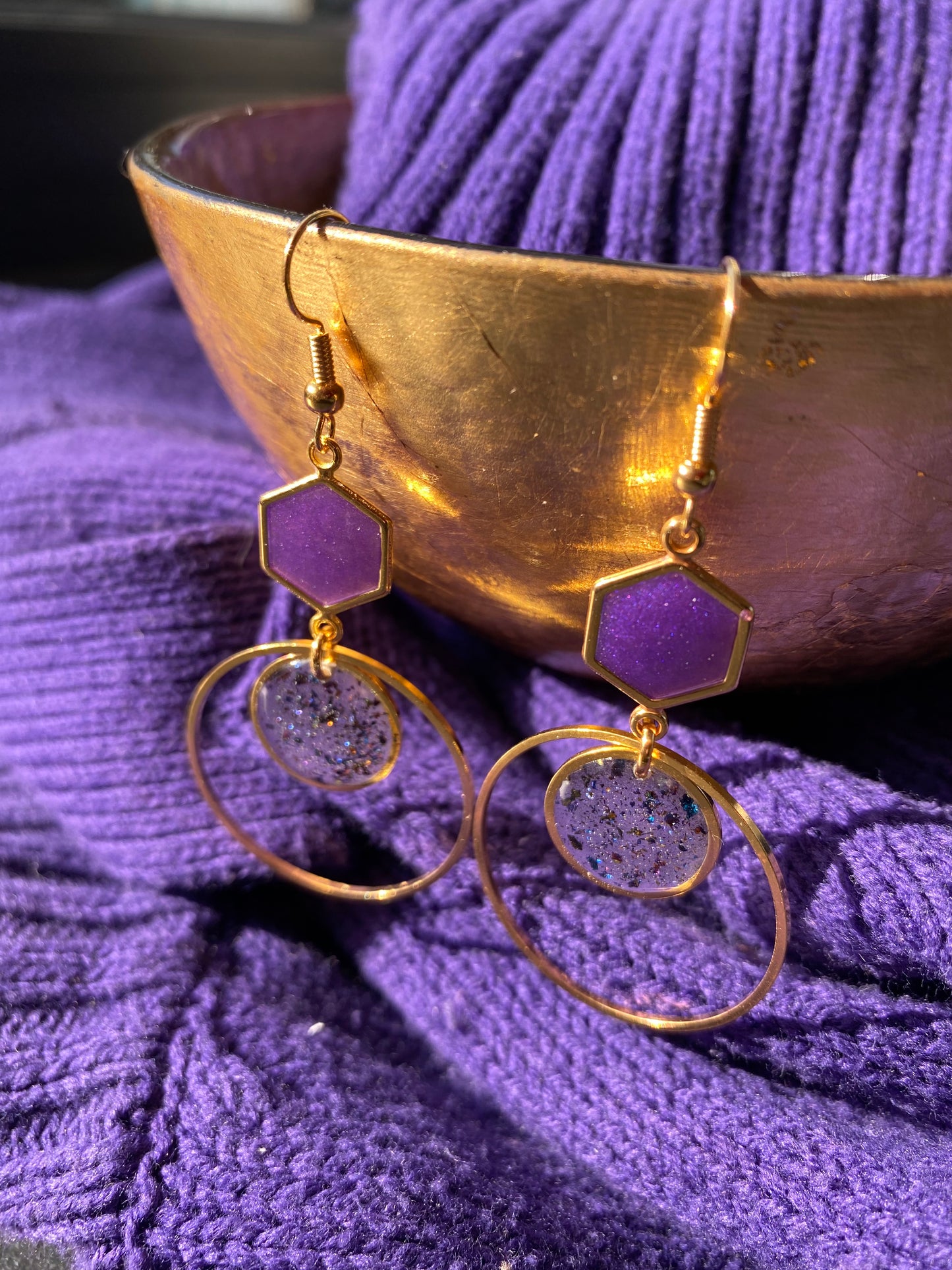 Goudkleurige oorhangers met hoepels -  Paars