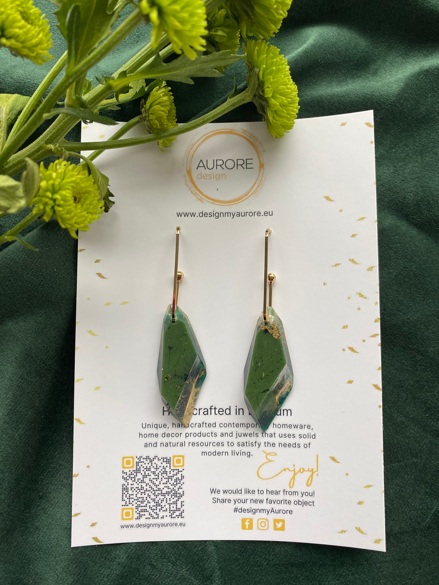 Oorbellen goudkleurige edelstaal met diamantvormige hanger met 18K goudvlokken